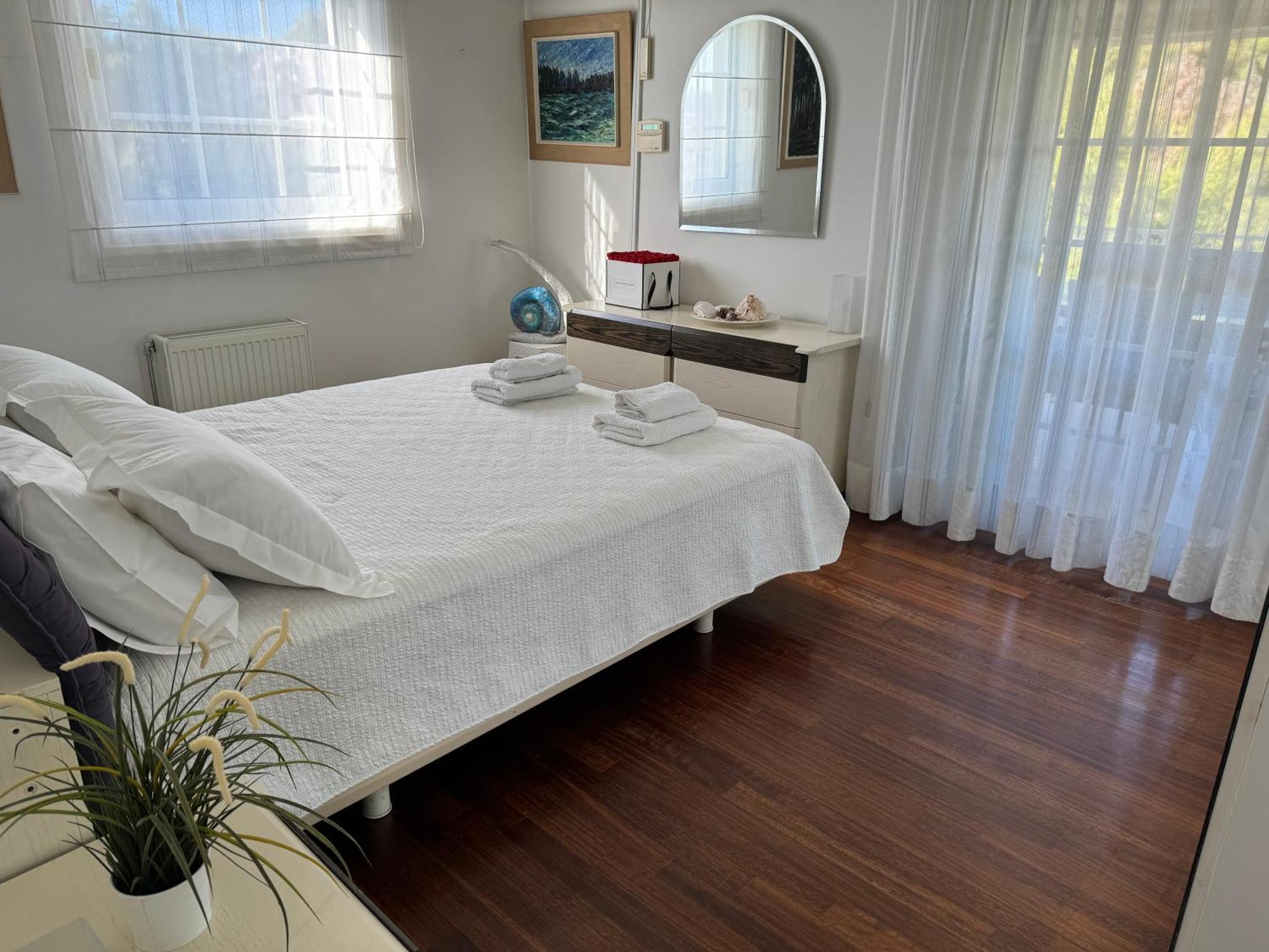 Vouliagmeni Seaside Escape *